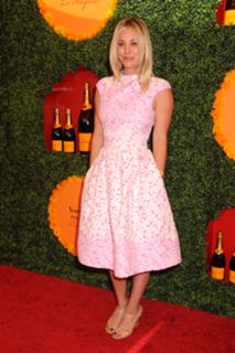 Kaley Cuoco feet photo thumbnail
