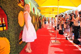 Kaley Cuoco feet photo thumbnail