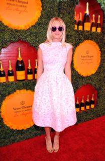 Kaley Cuoco feet photo thumbnail