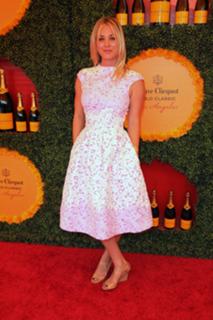 Kaley Cuoco feet photo thumbnail