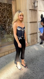 Sabrina Carpenter feet photo thumbnail