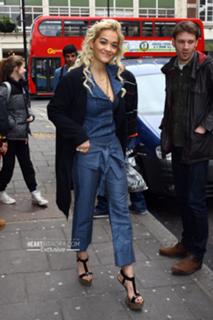 Rita Ora feet photo thumbnail