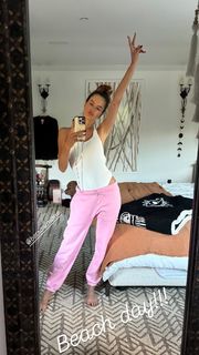 Alessandra Ambrosio feet photo thumbnail