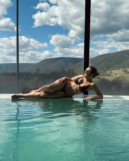 Carla Diaz feet photo thumbnail