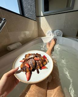 Carla Diaz feet photo thumbnail