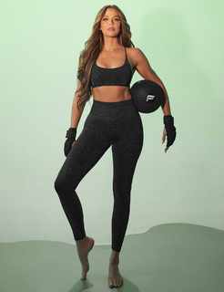 Khloé Kardashian feet photo thumbnail
