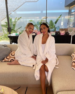 Candice Swanepoel feet photo thumbnail
