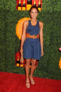 Dania Ramirez feet photo thumbnail