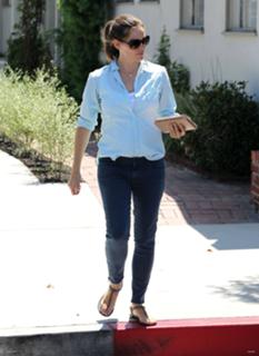 Jennifer Garner feet photo thumbnail
