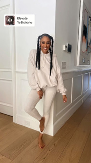 Tia Mowry feet photo thumbnail