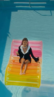 Halle Bailey feet photo thumbnail