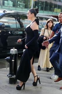 Selena Gomez feet photo thumbnail