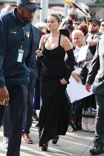 Selena Gomez feet photo thumbnail