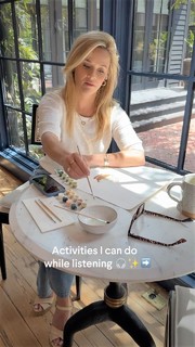 Reese Witherspoon feet photo thumbnail