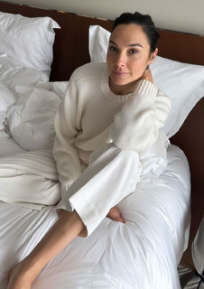 Gal Gadot feet photo thumbnail
