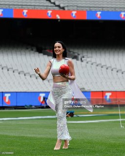 Katy Perry feet photo thumbnail
