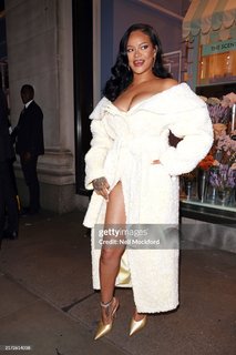 Rihanna feet photo thumbnail