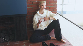 Anya Taylor-Joy feet photo thumbnail