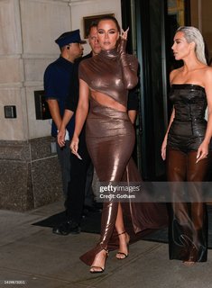 Khloé Kardashian feet photo thumbnail