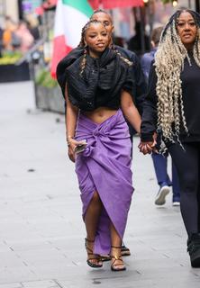 Chloe Bailey feet photo thumbnail