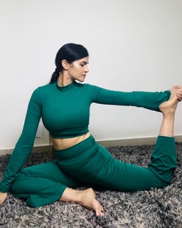 Poonam Yadav feet photo thumbnail