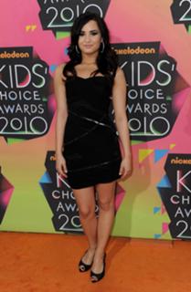 Demi Lovato feet photo thumbnail