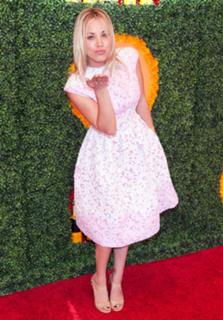 Kaley Cuoco feet photo thumbnail