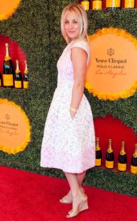 Kaley Cuoco feet photo thumbnail