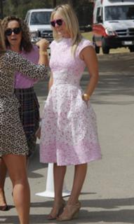 Kaley Cuoco feet photo thumbnail