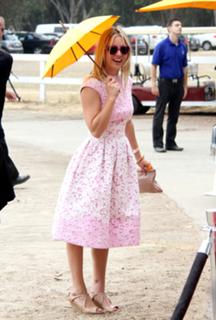 Kaley Cuoco feet photo thumbnail