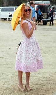 Kaley Cuoco feet photo thumbnail