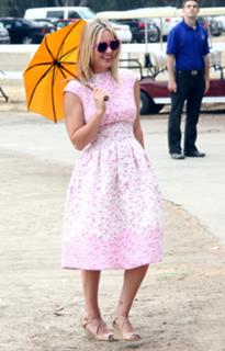 Kaley Cuoco feet photo thumbnail