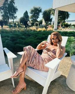 Joy Taylor feet photo thumbnail