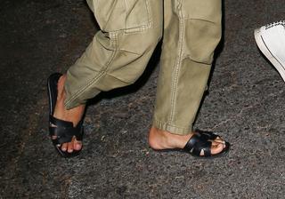 Halle Berry feet photo thumbnail