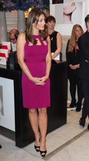 Elizabeth Hurley feet photo thumbnail