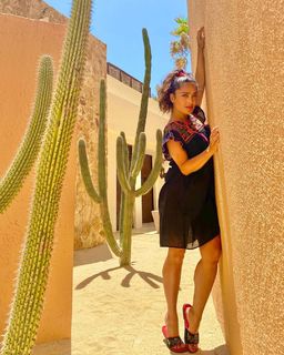 Salma Hayek feet photo thumbnail