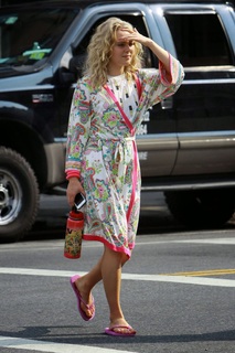 AnnaSophia Robb feet photo thumbnail