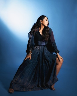 Karisma Kapoor feet photo thumbnail