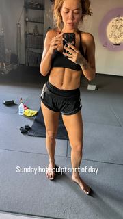 Rita Ora feet photo thumbnail