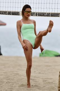 Alessandra Ambrosio feet photo thumbnail
