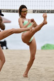 Alessandra Ambrosio feet photo thumbnail