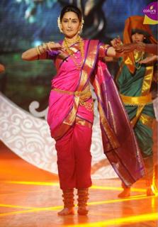Madhuri Dixit feet photo thumbnail