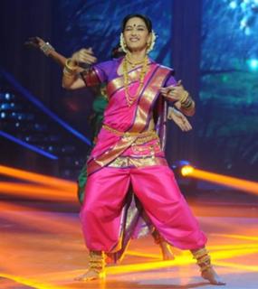 Madhuri Dixit feet photo thumbnail