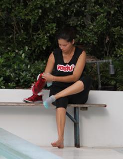 Adriana Lima feet photo thumbnail