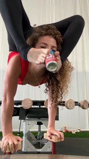 Sofie Dossi feet photo thumbnail