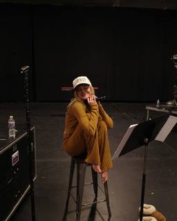 Kelsea Ballerini feet photo thumbnail