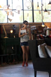 Rachel Bilson feet photo thumbnail