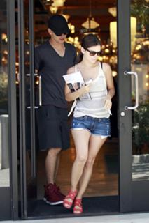 Rachel Bilson feet photo thumbnail