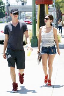 Rachel Bilson feet photo thumbnail