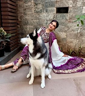 Raveena Tandon feet photo thumbnail